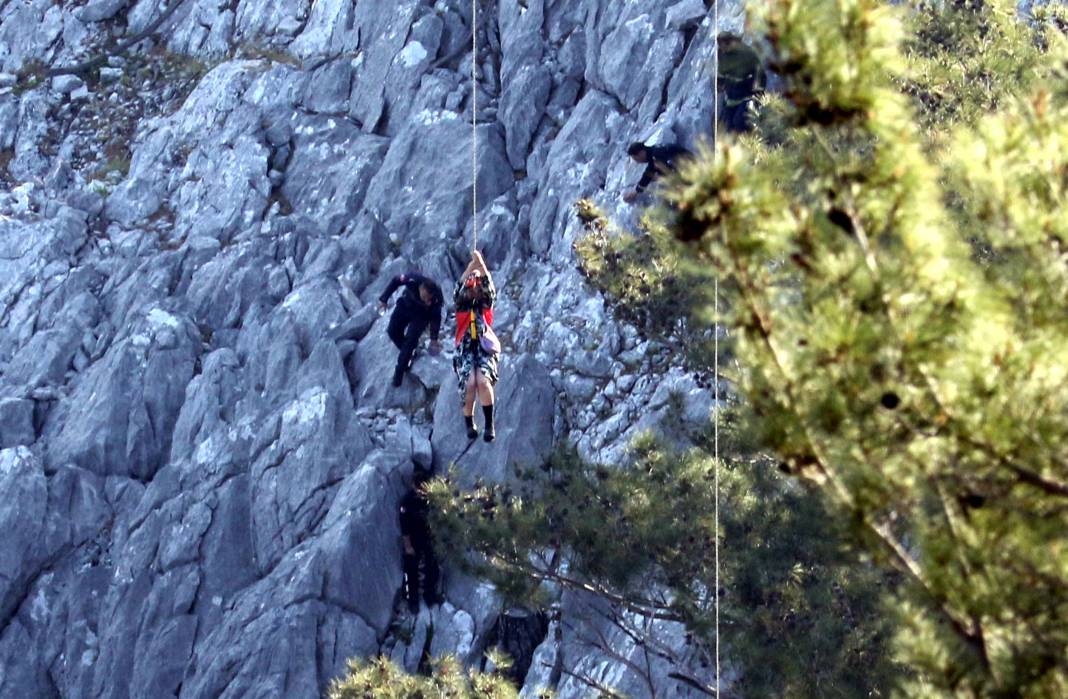 Antalya'daki Teleferik Kazasından Nefes Kesen Görüntüler! Beşik Gibi Sallanan Kabinlerde Metrelerce Yükseklikte Zamanla Yarış 6